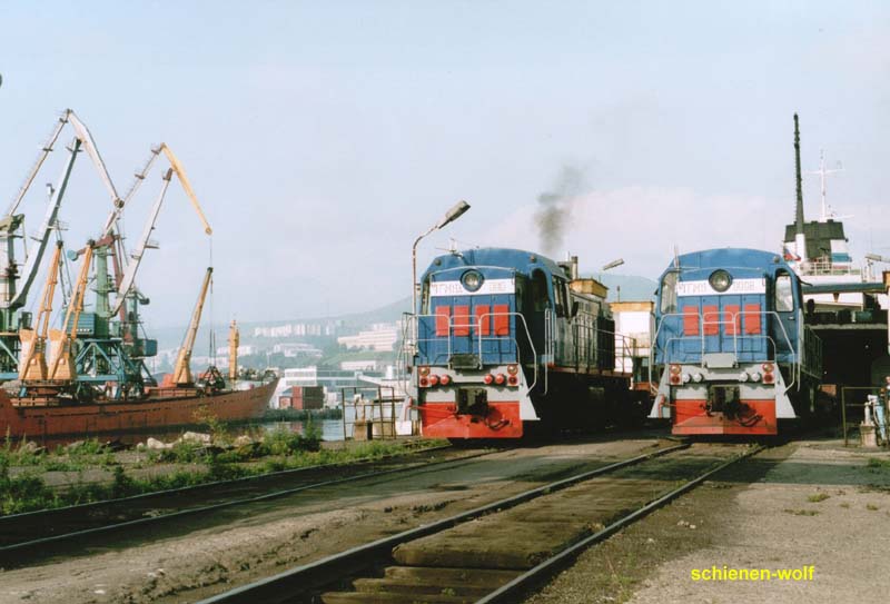 13.08.03, Cholmsk (Sachalin), TGM11A-0010 und 0008 ziehen Breitspurwagen von der F�hre Vanino - Cholmsk