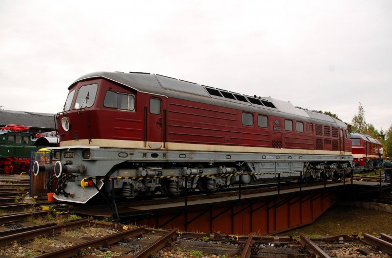 131 072 pr�sentiert sich am 10.10.09 auf der Drehscheibe des Bw Weimar. Sie passt grad so drauf! 