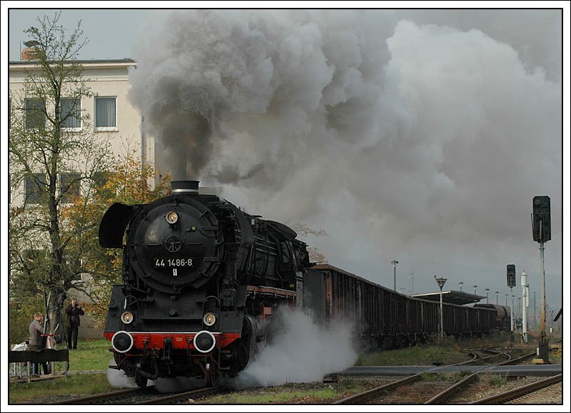 13.10.2007 - letzer Planddampftag im Werratal. 44 1486 bei der Ausfahrt aus Bad Salzungen mit einem Kiesleerzug, bestehend aus 18 Waggons.