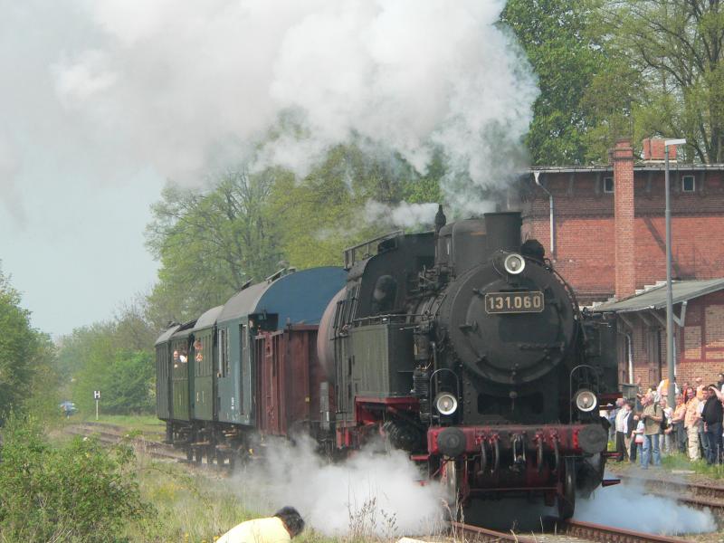 131.060 am 7.4.2006 im Bf. Zarrentin. Ziel des Bahnhofsfestes war es, den Zugbetrieb von Hagenow in Richtung Zarrentin wieder aufzunehmen.