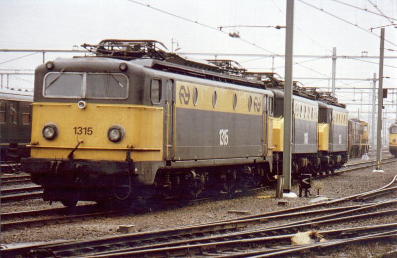 1315 und 1143 und 11.. Im Bahnhof Maastricht November 1983