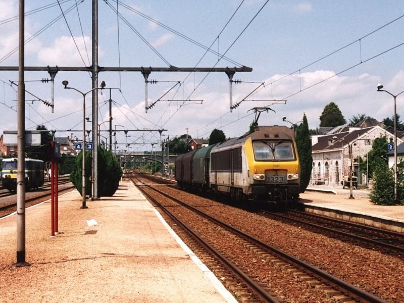 1323 mit eine sehr kurze internationale Gterzug 44867 Antwerpen Noord-Woippy (Frankreich) auf Bahnhof Gouvy am 22-7-2004. Bild und scan: Date Jan de Vries. 