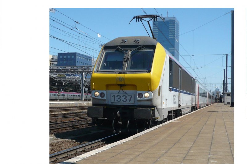 1337 hat soeben die Freigabe zur Abfahrt des IC A erhalten und darf nun die Fahrt weiter in Richtung Oostende ber Gent und Brgge fortsetzen.
(Bahnbildertreffen in Brssel Midi, am sonnigen 30.05.09)