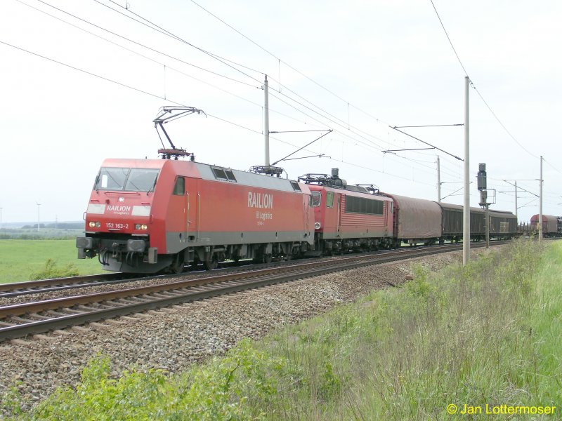 13.5.2007. Br 152 163-2 zieht eine Br 155 + Gterzug die Steigeung bei Helmstedt Richtung Magdeburg hinauf.