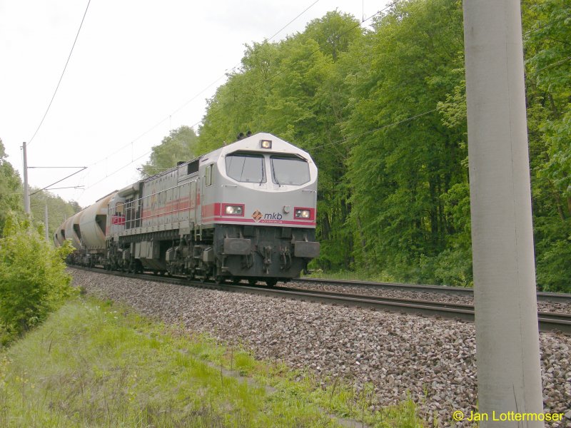 13.5.2007. Die Tiger zieht einen Gterzug die Steigung bei Helmstedt (Magdeburg Richtung Helmstedt) hoch.