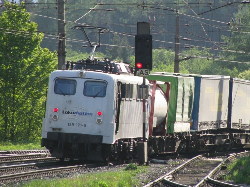 137 177 von Lokomotion schiebt einen KLV Zug am 8.5.2008 in Brixlegg nach.