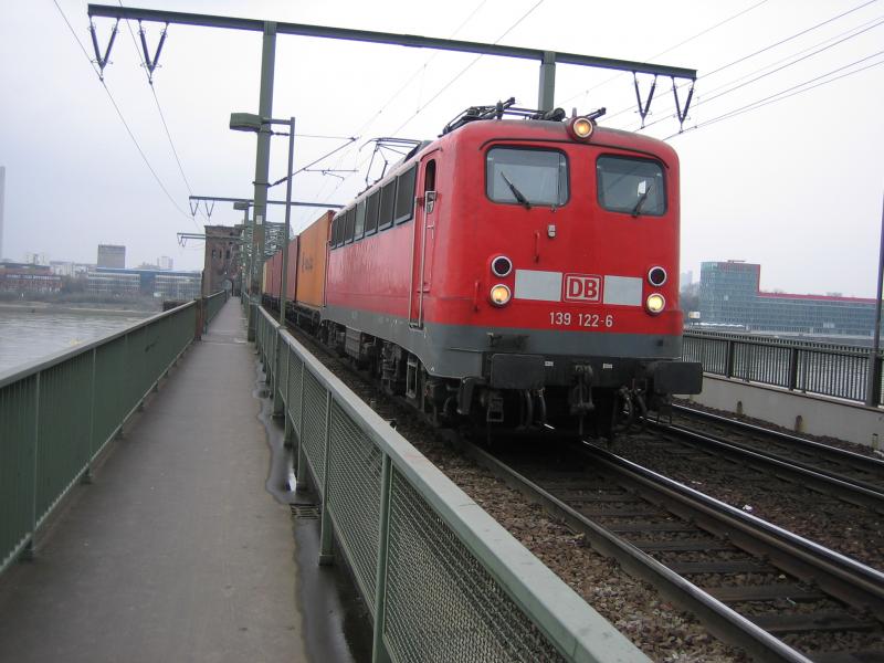 139 122-3 am 31.3.2004 auf der Klner Sdbrcke