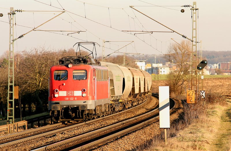 139 122-6 ist am 25.01.2008 mit 49202 (Ingolstadt - Offenburg Gbf) zwischen Bietigheim-Bissingen und Sachsenheim unterwegs.