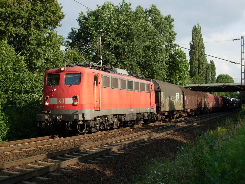 139 132 mit ein Gterzug in Hannover Limmer am 07.07.2009