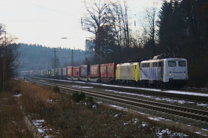 139 133 und 189 990 mit einem G�terzug am 29.11.2008 in A�ling.