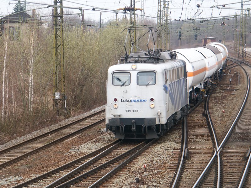139 133-3 im Zebra - Look von Locomotion mit einem kurzen Gaskesselwagenzug am 28.03.09 