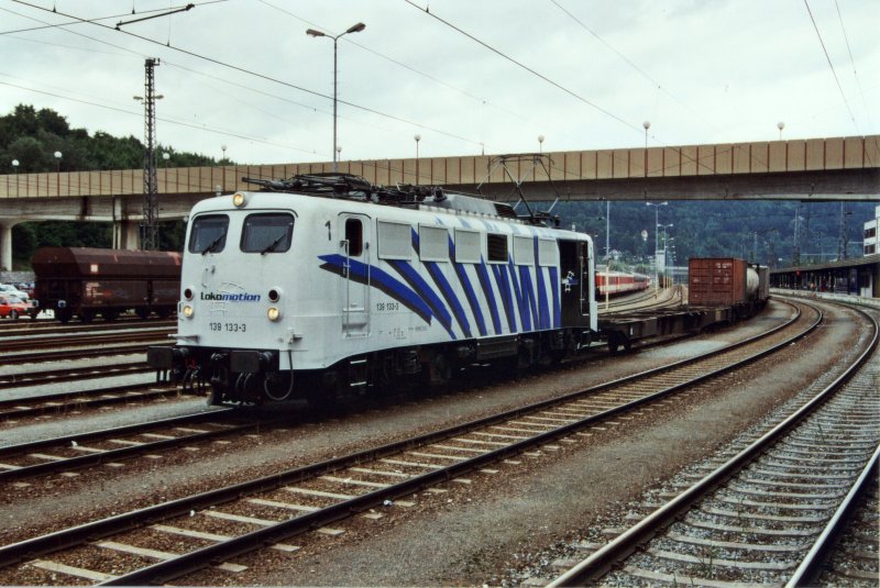 139 133 warten nach der Ankunft im Bahnhof Kufstein auf eine Vorspann-,und eine Schiebelok. Aufgenommen im Schnen Sommer 2005.