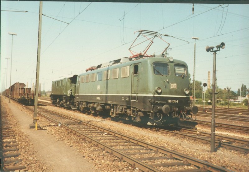 139 135-8 in Offenburg in Traktion mit der E44 1170. Die E44 kam aus dem AW Offenburg, dass heute nicht mehr gibt. 