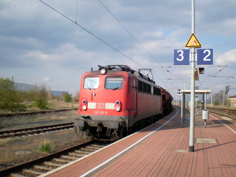 139 135 steht auf Gleis 3 im Bahnhof Artern und wartet eine berholung ab. Der  auf der KBS 595 umgeleitete Gterzug fhrt weiter Richtung Erfurt. 17.04.2008