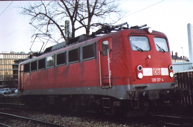 139-137, die ehemalige Schwarzwaldbahn-Lok 
des Bw Offenburg (1975).Hier in Mnchen, im Dezember 2006.
