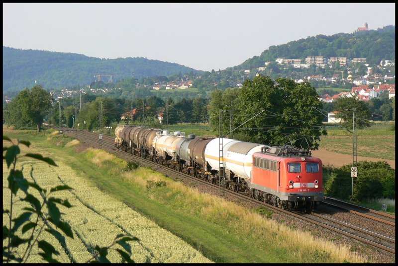 139 145 zieht am Abend des 18.06.08 einen kurzen gemischten Gterzug bei Heddesheim Richtung Mannheim-Friedrichsfeld. Es handelte sich hierbei um den FR 52939.