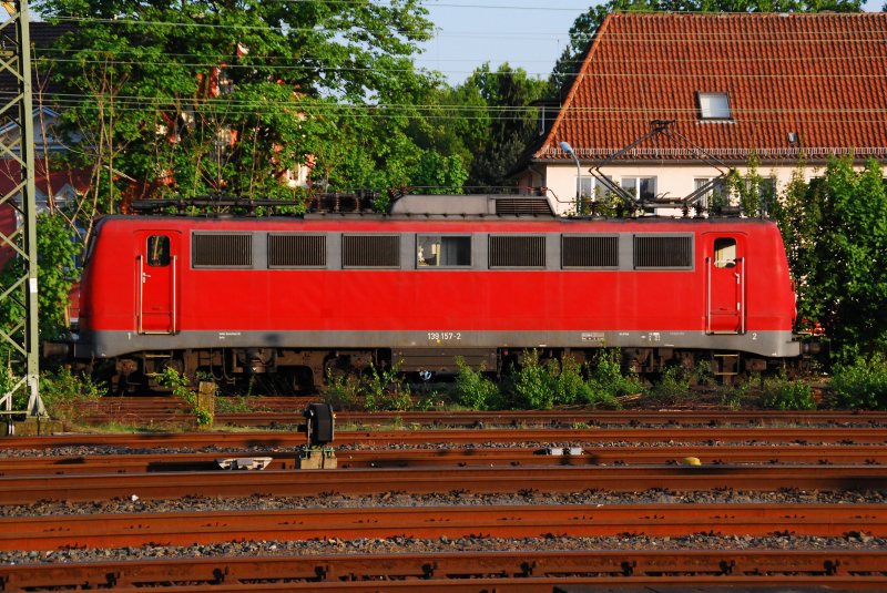 139 157-2 steht hier (etwas ungnstig geparkt) auf einem Nebengleis des Gtersloher HBf am 21.04.2009. Besser war das gute Stck nicht zu kriegen. Nach links parkte ein Gterzug und nachrechts konnte ich nicht weiter; da war der Bahnhof zu Ende. 