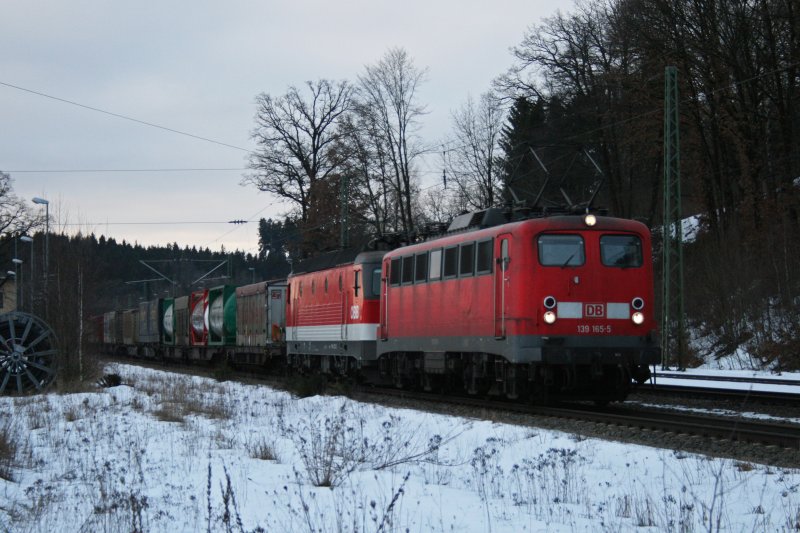139 164 und eine 1144 mit einem KLV Zug am 28.02.2009 in Aling.
