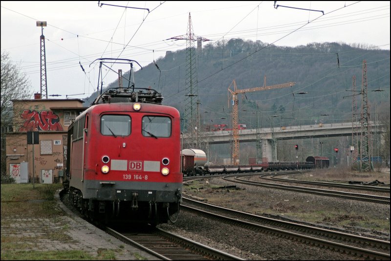 139 164 bringt einen Gterzug vom Rangierbahnhof Hagen-Vorhalle Richtung Schwerte(Ruhr). (28.03.2008)