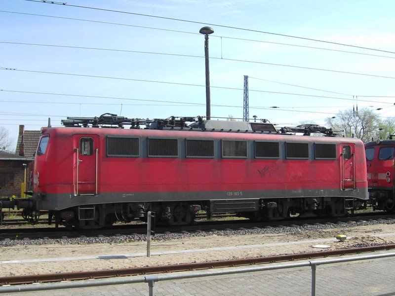139 165-5 am 22.04.07 im Bahnhof von Wismar.
<a href= http://staedte.kaposo.de  target= _blank ><img src= http://www.Bahnbilder.de/counter/counter_new.php?key=292486321  alt= St&auml;dte auf Kaposo  title= St&auml;dte auf Kaposo  border= 0  /></a>