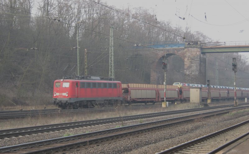 139 165 mit einem Renault Autotransportzug in Fahrtrichtung Osten durch Eichenberg am noch tr�ben Morgen des 04.04.2009.