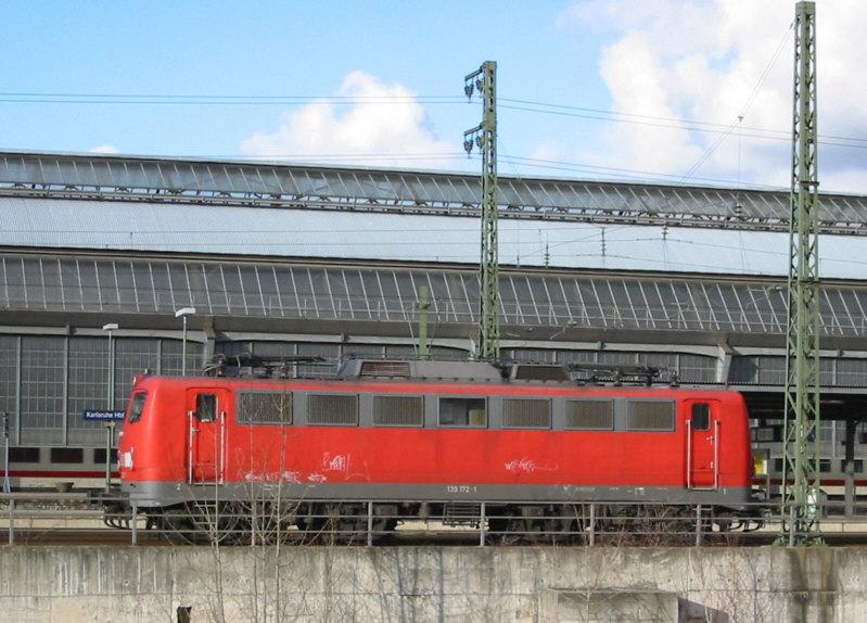 139 172 abgestellt am 23.01.2005 im Hauptbahnhof Karlsruhe, sdlich der Halle. 