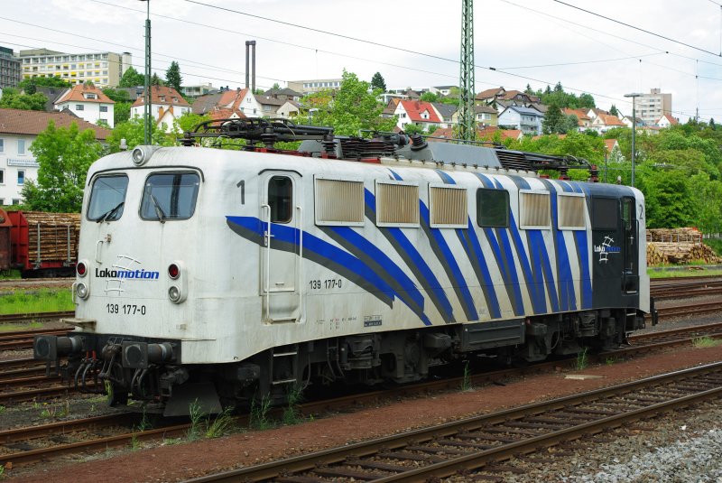 139 177-0 das  Zebra  der Lokomotion abgestellt im Bahnhof Bad Hersfeld und wartet auf die bergabe eines Holzzuges nach Magdeburg. 17.05.2009.