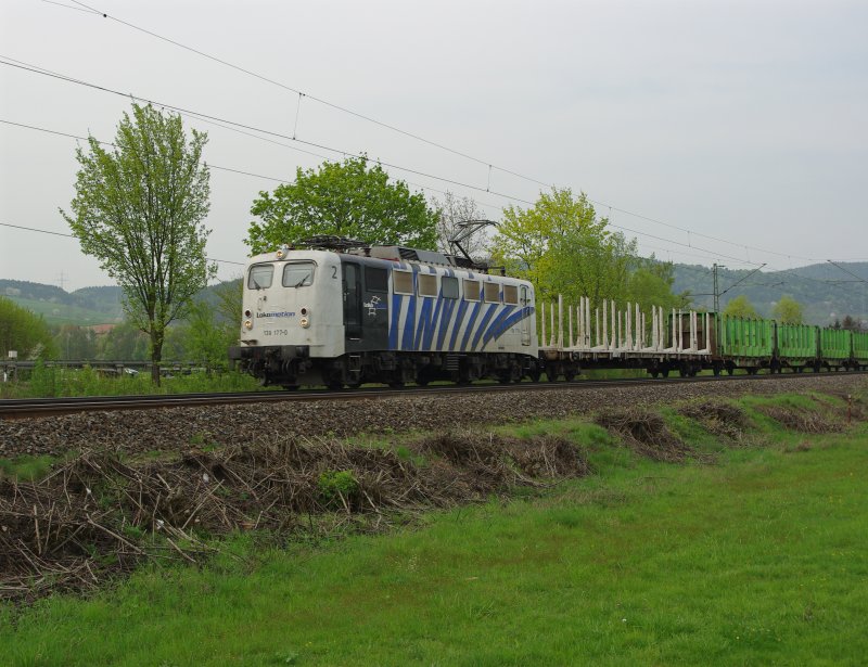 139 177-0, das Zebra der Lokomotion mit einem leeren Holzzug in Fahrtrichtung Sden kurz vor Friedlos am 16.04.2009.