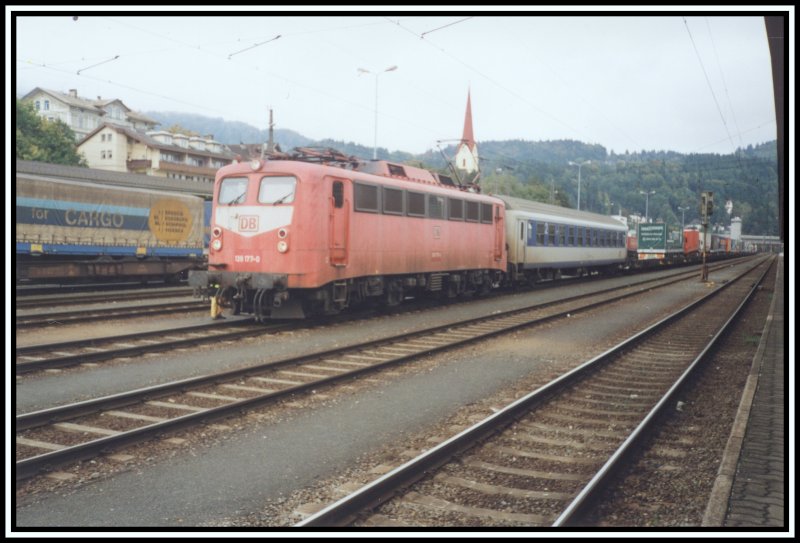 139 177 ist mit einer Rollenden Landstrae im Herbst 2000 in den Bahnhof Kufstein eingefahren. Sie wird sich jetzt mit dem Begleitwagen an das Zugende setzten, um der 1012 003 platz zu machen.