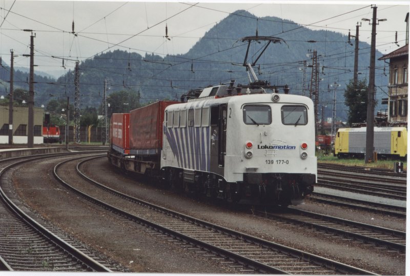 139 177 schiebt den  Winnerzug  von Kufstein zum Brenner nach. Aufgenommen im Sommer 2005.