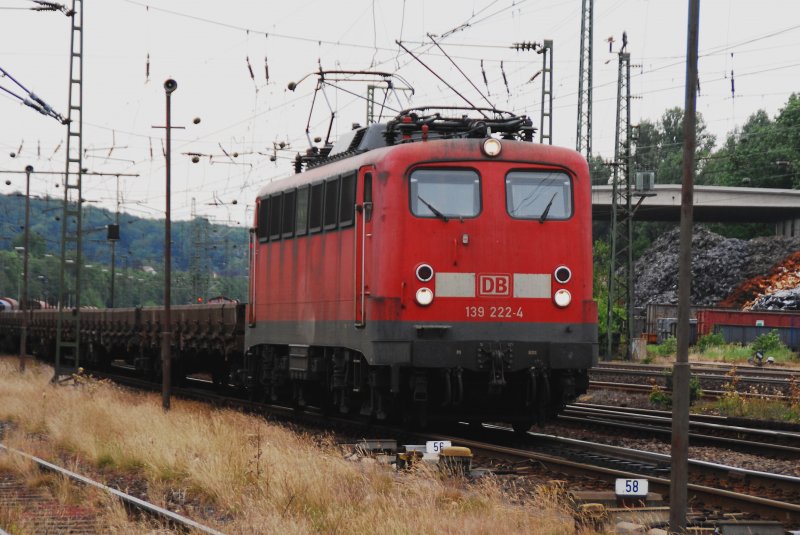 139 222-4 luft am 25.05.2009 aus dem Bahnhof Bielefeld-Brackwede in Richtung Ruhrgebiet aus. Eine knappe Stunde vorher war Sie aus der selben Richtung im Alleingang gekommen, um den Bauzug mit leeren flachen Materialwagen zu holen. Pflegetechnisch knnte man an der Lok mal wieder etwas unternehmen; die Verschmutzungen unter den Lufteinlssen sind selten so intensiv wie hier.
