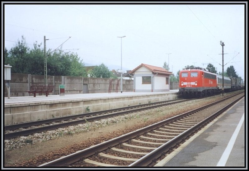 139 246 durcheilt den Bahnhof Kiefersfelden im Sommer 2000 mit einer vollbeladenen Rollenden Landstrae nach Manching.
