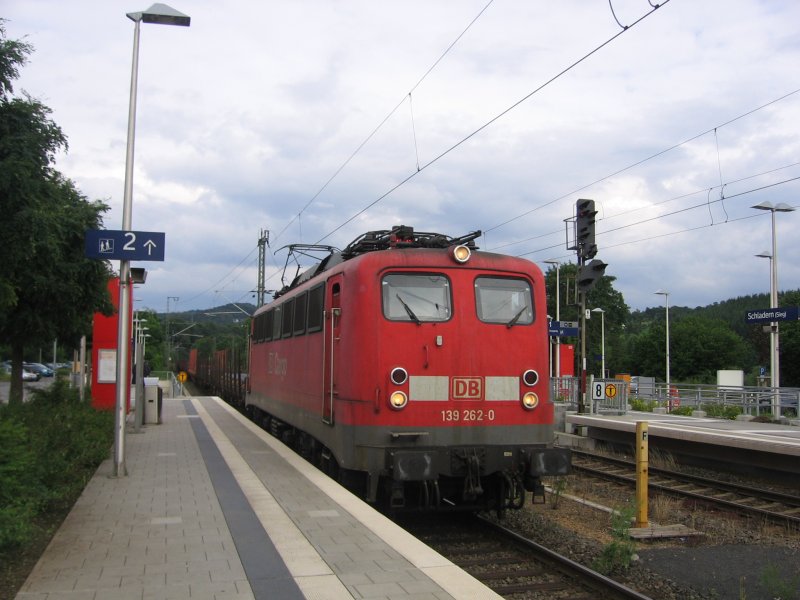 139 262 zieht am 27.06.2007 einen Stahlzug durch Schladern (Sieg) in Richtung Troisdorf/Kln.