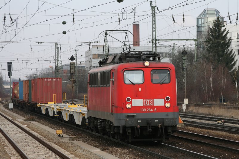 139 264 mit einem Containerzug am 21.03.2009 am Heimeranplatz in Mnchen.