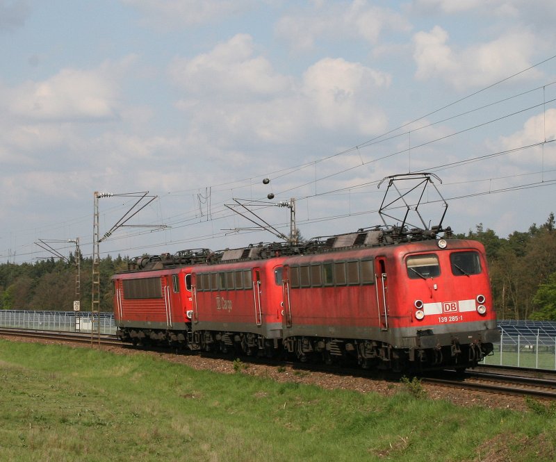 139 285 + 140 677 + 155 196 als Lokzug am Nachmittag des 24.04.2008 im Bogen der KBS 700 zwischen Neuluheim und Waghusel.