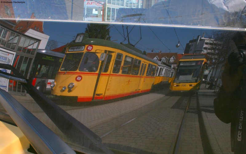 139, 298 und 289 (VBK) als Sonderfahrt anlsslich der TSNV Jahreshauptversammlung spiegeln sich  in Durlach Turmberg in einer Modernen Straenbahn 21.3.09