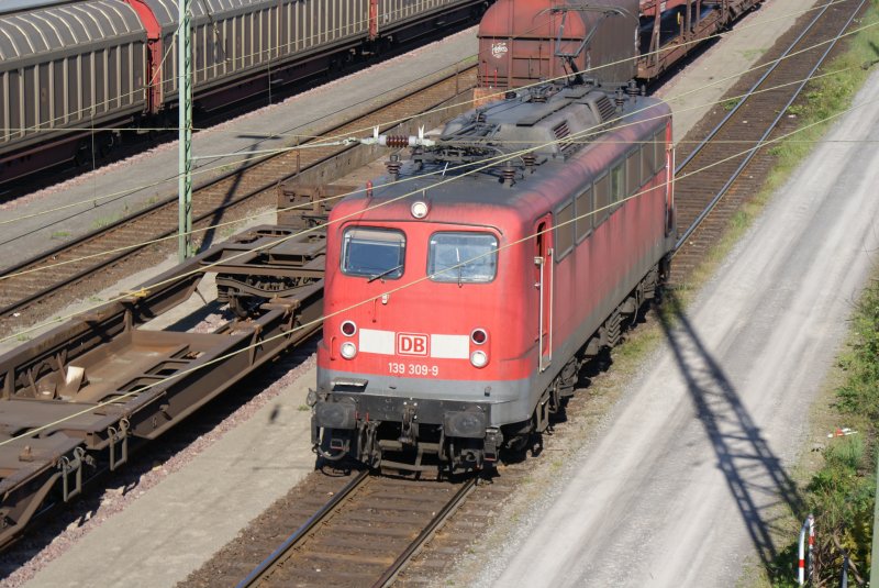 139 309-9 als Lokzug,fotografiert am 12.05.2009 in Seelze Rbf.von der neuen Fussgngerbrcke.
