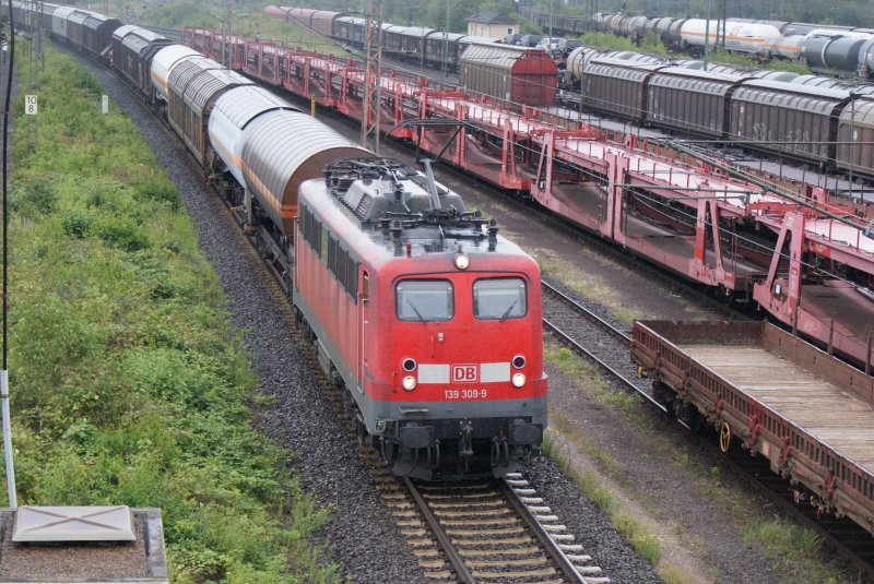 139 309-9 beim verlassen des Seelzer Rbf. am 11.07.2009 in Richtung Wunstorf mmit einem gemischten Gterzug.