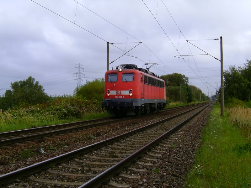 139 309-9 hat gerade einen Containerzug in den Hamburger Freihafen gebracht und befindet sich jetz als Lz auf dem Rckweg. Aufgenommen am 10.09.2009 in Hamburg Moorburg