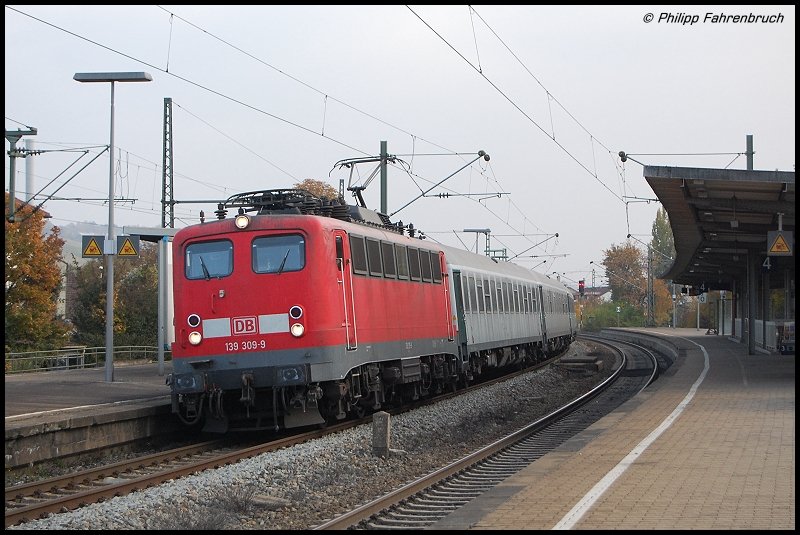 139 309-9 zieht zur Nachmittagszeit des 28.10.07 einen merkwrdigen Wagenpark durch den S-Bahn-Haltepunkt Stuttgart Untertrkheim mit Fahrtrichtung Stuttgart-Mnster.
