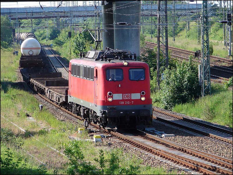 139 310-7 fhrt mit einem Gterzug in den Hbf Stralsund ein. (Stralsund am 13.06.06)
