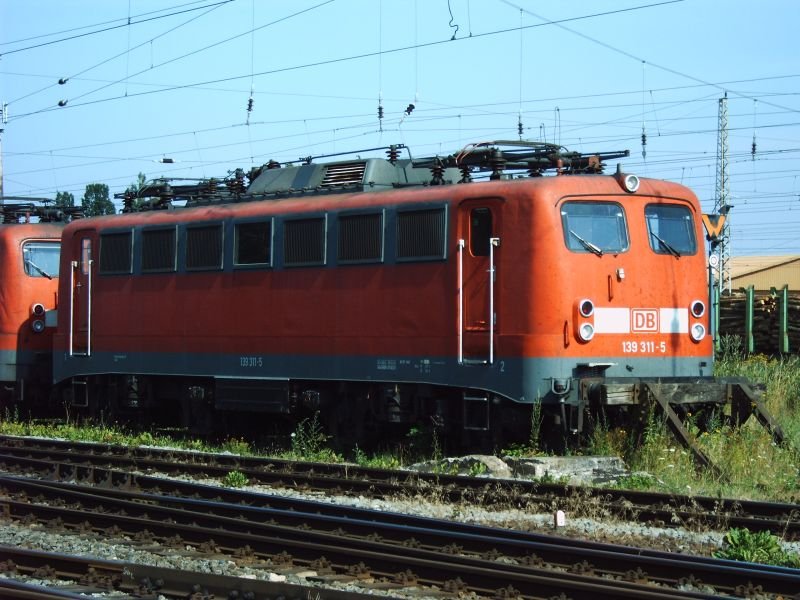 139 311-5 wartet am 21.07.2006 mit ihrer Schwester am Prellbock in Bad Kleinen auf den nchsten Einsatz.