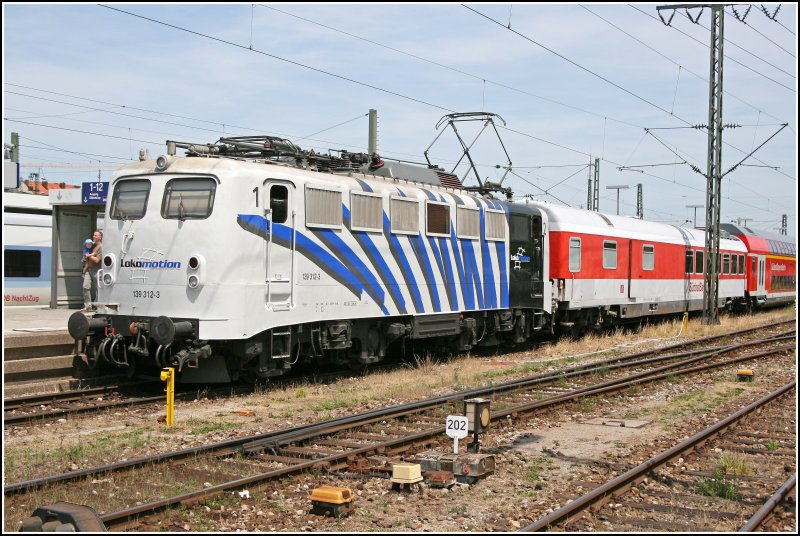 139 312 der Lokomotion befindet sich natrlich ebenfalls im sauberen Zustand. Hinter der Lok war der Partywagen der SOB abgestellt. (01.07.07)