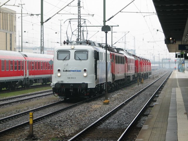139 312  Lokomotion  mit Lokzug am 12.04.2006 in Regensburg Hbf.