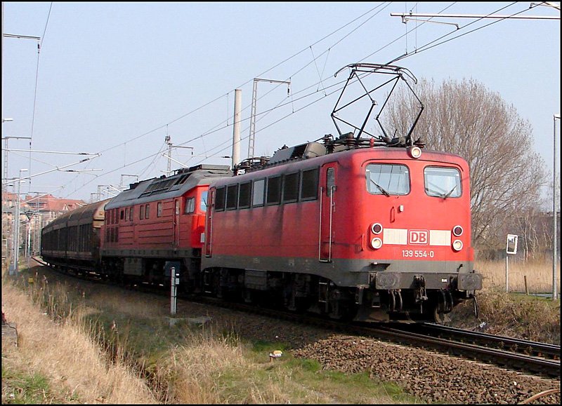 139 554-0 fhrt 232 030-7 und einige Gterwagen in Richtung Rostock Seehafen. (Stralsund am 30.03.07)