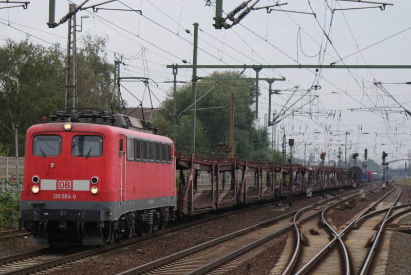 139 554-0 fuhr am 21.08.2009 mit einem leeren Autotransportzug durch Hannover Linden/Fischerhof.