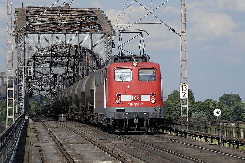 139 555 mit einem Kesselwagenzug auf der Rheinbrcke Duisburg-Baerl 17.06.2008