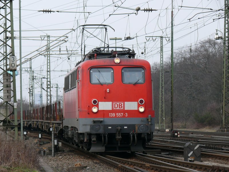 139 557-3 kommt von der Klner Sdbrcke und bringt einen Gterzug nach Gremberg. Aufgenommen am 25/02/2009.
