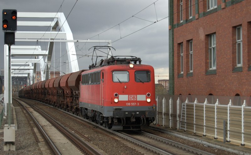 139 557-3 mit Gterzug, fhrt in Ludwigshafen Mitte Richtung Ludwigshafen Hbf. 12.11.2008
