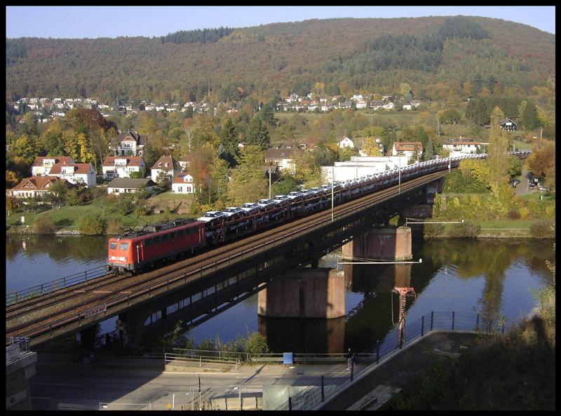 139 557 hatte am 29.10.05 einen Audisonderzug am Haken, als sie bei Neckargemnd den Neckar berquerte.
